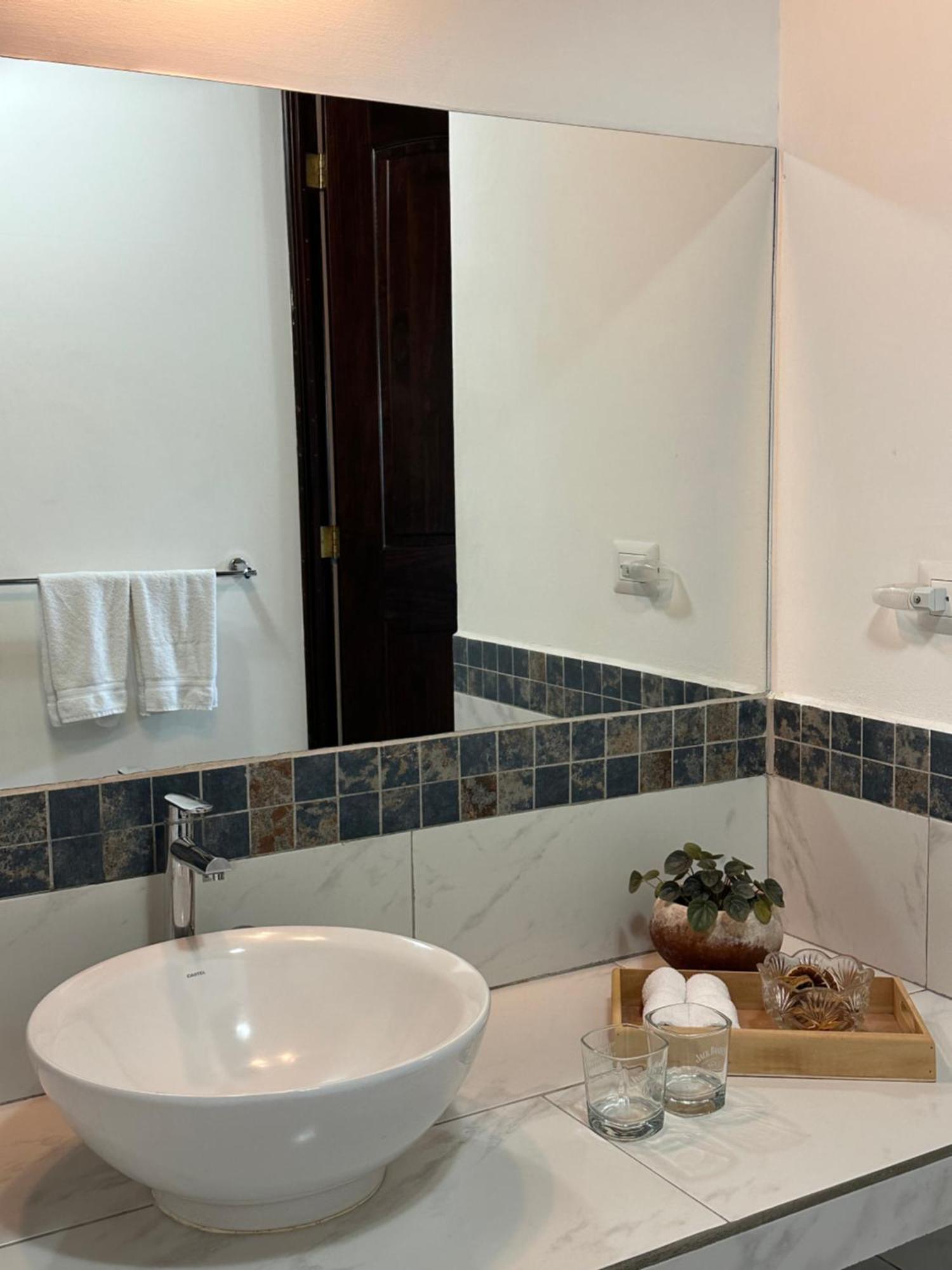 Bed and Breakfast Casa Elena Антигуа-Гватемала Экстерьер фото